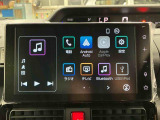 【9インチスマホ連携ディスプレイオーディオ】 対応しているスマホアプリを大画面で使えます!フルセグテレビやラジオの視聴、Bluetooth接続による音楽鑑賞、ハンズフリー通話なども利用可能です