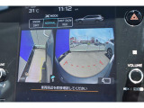 サイドビュー表示 黄色のガイドラインは車体からの距離約30cm、車両先端、ホイールセンターの位置を示しドライバーをアシストします。