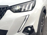 ●LEDヘッドライト:夜間走行時も良好な視界を確保し安心して運転できる高輝度LEDヘッドライトを装備!点灯速度が早く、消費電力も抑えられています。