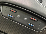 【シートベンチレーション】夏場は涼しい風でお尻や背中の熱やムレを防ぎ、冬はエアコンよりも早く温まってポカポカに!季節を問わず快適に過ごせます。
