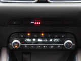 運転席と助手席それぞれで温度調整が可能なオートエアコンに加え、ステアリングヒーターと前二席分のシートヒーターが車内を快適に保ちます。