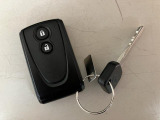 スマートキーを装備しています☆カギをカバンやポケットに入れて頂いた状態でドアロックの開閉やエンジンスタートをして頂けますよ!とても便利な装備です!