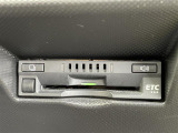 【ETC】有料道路を利用する際に料金所で停止することなく通過できる、ETC車載器(ノンストップ自動料金収受システム機器)が装備されています。セットアップを行うことで利用可能になります。