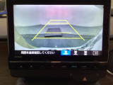 バックでの車庫入れも安心です! リアカメラが付いているバックモニター付のナビを装備しております。操作線もついており距離感も画面から確認できます。