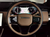 RANGEROVERのエレガントなステアリングはソフトレザーの握り心地の良いレザーを使用しています。
