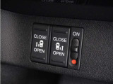 ◆両側電動スライドドア◆狭い駐車場でも乗り降りが楽々♪お子様が隣の車にドアを当ててしまう心配もございません!小さなお子様連れの方もこれで安心。