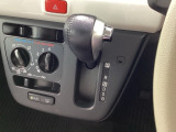 インパネシフトを採用しているので、前席の足元も広々としています。運転席と助手席の行き来もスムーズです!