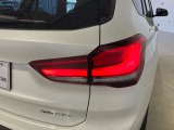 L字型リアコンビランプ:BMWの伝統的なデザインのひとつです。夜間でも誰が見てもBMWとわかる印象的なデザイン。
