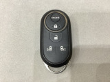 スマートキー付きですからドアロックの開閉およびエンジンスタートが楽々です。電動スライドドアの開け閉めもボタンで操作できます。加えてリモコンエンジンスターターの操作キーもできます。