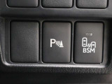 超音波センサーを利用して、車両前方や車両後方の障害物を検知。障害物との距離と接近部位の位置をマルチインフォメーションディスプレイに表示し、同時に音声とブザーでドライバーに注意を促します。