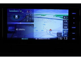 ケンウッド製の多機能ナビ付き。Bluetoothも付いていますし、フルセグでテレビも見れて、CD・DVDの再生もできます。品番MDV-S711HDW