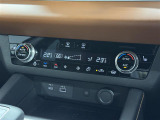 【左右独立オートエアコン】左右独立型、いわゆるデュアルエアコンです。運転席と助手席でそれぞれお好みの温度を設定可能です。