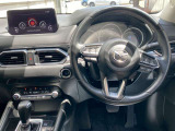 【運転席インテリアデザイン】左右対称のインテリアデザインでドライバーを包み込み運転に集中できるように設計されています。