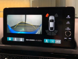 リバースギアに入れるだけで後方の表示へ切り替わります。夜間や雨の日の駐車も楽になりますよ。