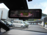 スマートミラーです。後席に人がいたり荷物が山積みでも大丈夫。後の視界はカメラの映像で見れますよ。