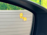 【ブラインドスポットモニタリング】走行中、ドアミラーの死角になりやすい箇所に後続車が接近するとサイドミラー付近に警告を表示、ドライバーに注意喚起をしてくれます。