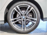 【BMWアロイホイル】軽量かつ強度に拘ったアロイホイル。走行性能ポテンシャルを引き出す設計。車の足元を引き締めてくれる大きなポイントはアロイホイルです。