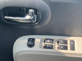 【電動格納ミラー】サイドミラーは電動格納式となっており、狭い駐車場でもキズがつくリスクを抑えられます。