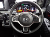 ハンドル左側にはオーディオ操作が出来るオーディオリモートコントロールスイッチ、右側にはHonda SENSINGとオートクルーズコントロールのスイッチを装備!