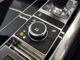 【電子制御エアサスペンション】ドライブモードを選択するとモードにあった車高になりお客様の負担を軽減致します。オプション内にアダプティブダイナミクスも含まれます。