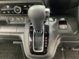 CVT車のセレクトレバーです。低速から高速まで、変速ショックのないスムーズな走りを実現するとともに、エンジン効率のよい領域を維持することで燃費にも貢献します。