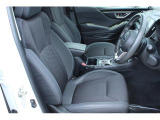 運転席シートの写真、ファブリック/トリコット&合成皮革のシート、身体にフィットする形状のシートでロングドライブでも疲れにくいです