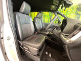 運転席まわりには十分なスペースがあり、大柄な方でもゆったり運転していただける環境です。