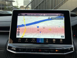 タッチスクリーンをタップするかスワイプするだけですべての機能を呼び出せます。Apple CarPlayおよびAndroid Autoに対応しスマートフォンとのシームレスな 連携も実現。さらに、USBポートを標準装備しています。
