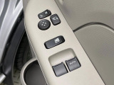 【電動格納ミラー】サイドミラーは電動格納式となっており、狭い駐車場でもキズがつくリスクを抑えられます。