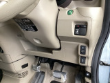 便利なパワースライドドアや、燃費を抑えるECON、横滑りを防ぐVSA等のスイッチ類は、運転席右側、手の届きやすい位置にあります。