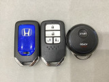 スマートキー付きですからドアロックの開閉およびエンジンスタートが楽々です。電動スライドドアの開け閉めもボタンで操作できます。加えて、純正リモコンエンジンスターター用の操作キーもついています。