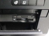 路上に設置されたインフラ設備との双方向通信を行うETC2.0ユニットを搭載。高速道路の進行先の渋滞情報や、停止車両などを画面表示や音声で提供します。