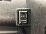 【HDMIソケット】 スマートフォンなどを接続するとディスプレイオーディオに画面表示され、停車時に動画も視聴可能です