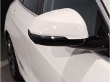 【BMWミラー】視認性の高いスタイリッシュなミラー。自動防眩機能も付いており夜間のドライビングをサポートします。