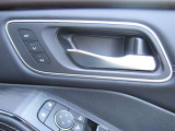 運転席シートは電動タイプなのでボタンを押して調整が出来、2人まで設定したシートに記憶可能です。