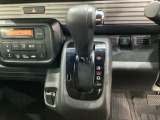 CVT車のセレクトレバーです。低速から高速まで、変速ショックのないスムーズな走りを実現するとともに、エンジン効率のよい領域を維持することで燃費にも貢献します。
