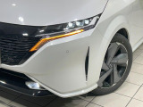 【LEDヘッドライト】悪天候や夜間走行時も良好な視界を確保し安心して運転できる高輝度LEDヘッドライトを装備!点灯速度が早く、消費電力も抑えられています。