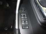 運転席オート機構付ワンタッチ式パワーウィンドウが付いています。(挟み込み防止機能付)