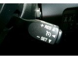 アダプティブクルーズコントロール機能付きです。走行中に先行車の様子を検知しながら、設定した車速の範囲内で先行車との距離のキープを支援します。詳細は販売店スタッフまでおたずねください。