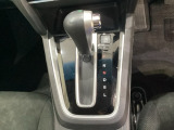 CVT車のセレクトレバーです。低速から高速まで、変速ショックのないスムーズな走りを実現するとともに、エンジン効率のよい領域を維持することで燃費にも貢献します。