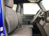 広い足元に肘掛けもついたゆったり座れるシートです。運転席と助手席の間が空いているため、助手席側への移動がスムーズです。交通量の多い道でも、助手席側から乗り降りができます。