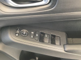 電動格納式リモコンドアミラーと、パワーウィンドウマスタースイッチ等は運転席ドアにあります。