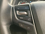運転中、オーディオの操作をしてて、ハッとしたことはありませんか?ステアリングスイッチは、運転中でもハンドルでオーディオの操作が可能です。安全なドライブをサポートします。