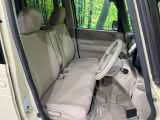 運転席まわりには十分なスペースがあり、大柄な方でもゆったり運転していただける環境です。