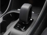 チャコールカラーのシフトノブ。スウェーデンならではのモダンな感覚にあふれるラグジュアリー感。そのスタイリッシュなエクステリアには、都市のライフスタイルに自然に溶け込むセンスが息づいています。
