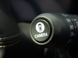 ★マルチビューカメラ★ワイパーレバー先端の「CAMERAスイッチ」を押すことで、車を上空から見下ろしたような映像をカーナビ画面に映し出し、車庫入れや縦列駐車をサポートしてくれます♪
