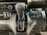 CVT車のセレクトレバーです。低速から高速まで、変速ショックのないスムーズな走りを実現するとともに、エンジン効率のよい領域を維持することで燃費にも貢献します。