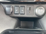 この車両は全席シートヒーターついてます。前席シートヒータースイッチ。