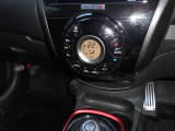 車内の室温を自動で一定に保ってくれる便利なオートエアコンが付いています。温度を設定するとクルマがエアコン噴出し温度を上げたり下げたり風量を変えたりしてくれるので運転に集中が出来ますよ。