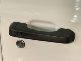 ●スマートエントリー:鍵を持っているだけで、ドアロック解除・施錠からエンジンスタートまで操作できる便利な機能です!